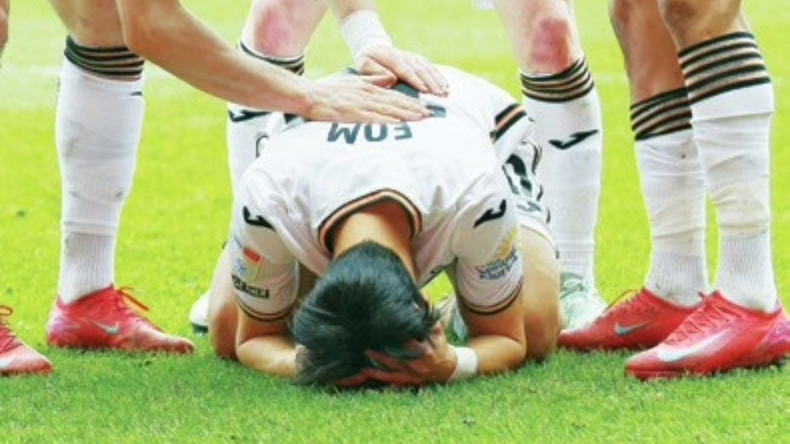 Ji-Sung Eom celebrates